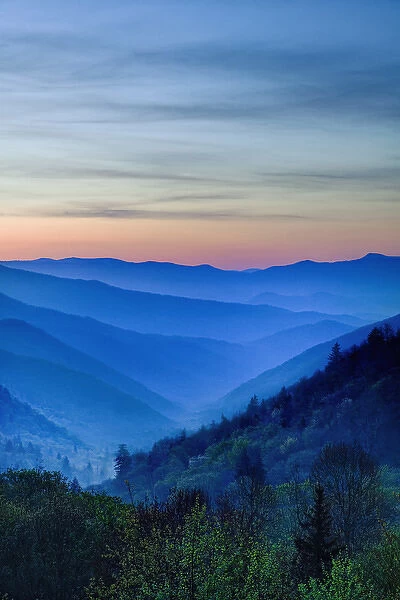 USA, North Carolina. Sunrise view from the Oconaluftee Overlook in the Great Smoky