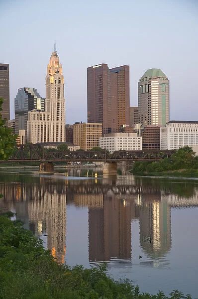 USA, Ohio, Columbus: City skyline and the Scioto River