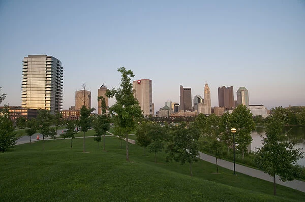 USA, Ohio, Columbus: Skyline from North Bank Park