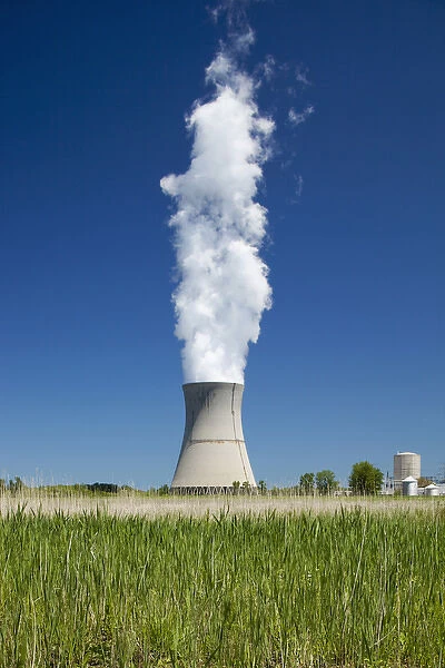 USA, Ohio, Locust Point, Davis Besse nuclear power plant along Lake Erie