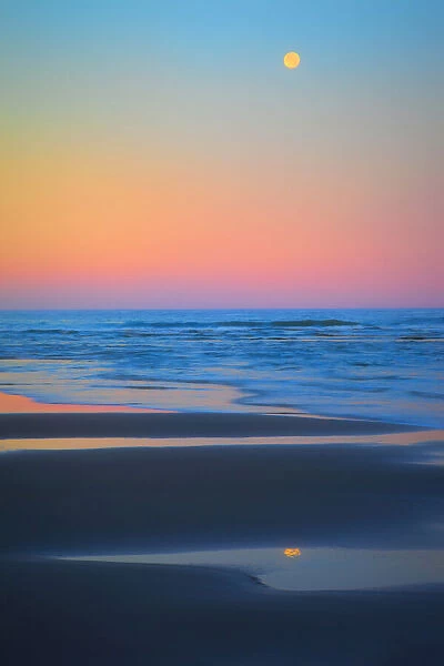 USA, Oregon, Bandon. Beach and full moonset. Credit as: Jean Carter  /  Jaynes Gallery  / 