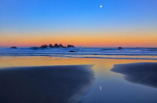 USA, Oregon, Bandon. Beach moonset at sunrise