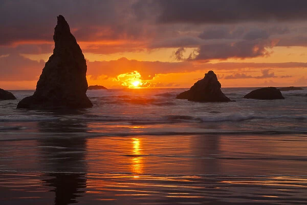 USA, Oregon, Bandon Beach. Sunset silhouettes seastacks