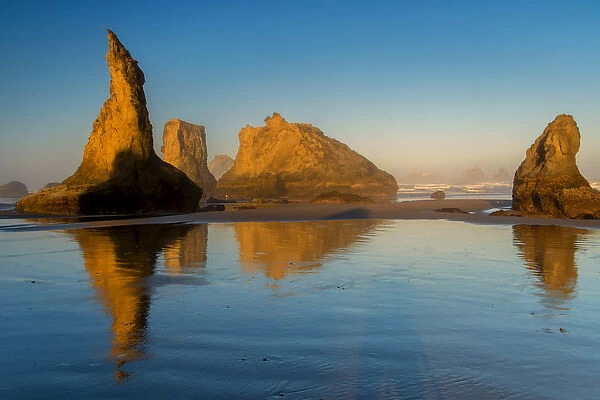 USA, Oregon, Bandon. Sunrise on beach. Credit as: Jay O Brien  /  Jaynes Gallery  /  DanitaDelimont
