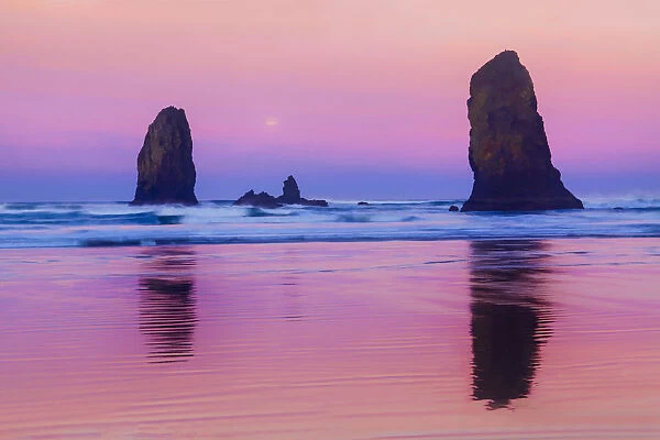 USA, Oregon, Bandon. Sunrise on beach sea stacks