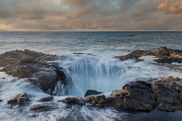 USA, Oregon, Cape Perpetua and Thor's Well at sunset
