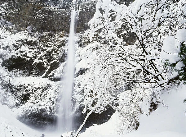 USA, Oregon, Columbia George Scenics Area, View of Multonmah Falls in winter