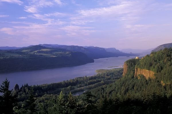 USA, Oregon, Columbia River Gorge National Scenic Area, Vista House and Columbia