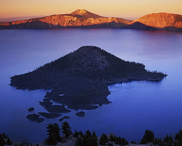 USA, Oregon, Crater Lake National Park, Wizard Island at dusk