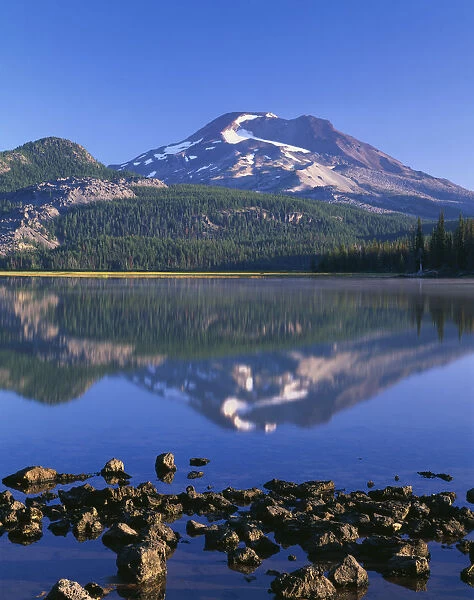 USA, Oregon. Deschutes National Forest, South Sister reflects in Sparks Lake in early morning