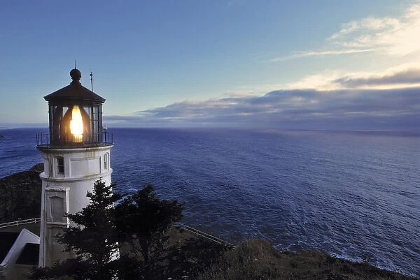 USA, Oregon, Heceta Head. The lighthouse at Heceta Head warns ships of the rocky