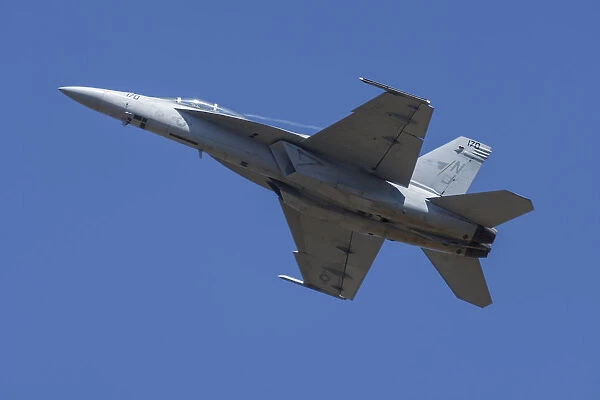 USA, Oregon, Hillsbor, F  /  A-18F Super Hornet demonstrating at the Oregon International