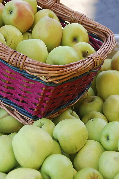 USA, Oregon, Hood River Valley. Basket of green apples at a fruit stand. Credit as