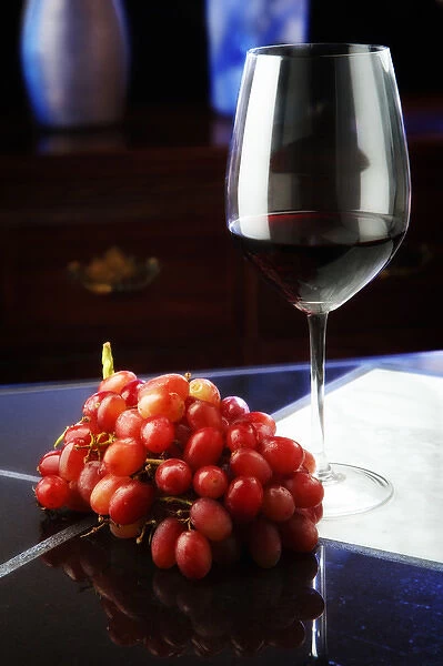 USA, Oregon, Keizer, Glass of wine and grapes