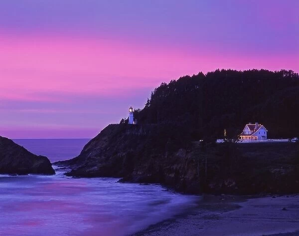 USA, Oregon, Lane County. Heceta Head Lighthouse and Lightkeepers Bed & Breakfast