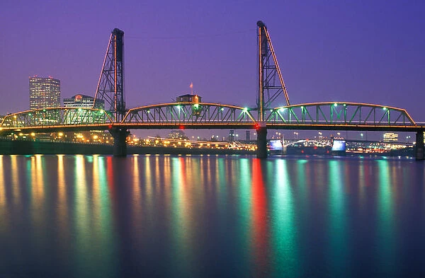 USA, Oregon, Portland, Nighttime view of the Hawthorne Bridge spanning the Willamette