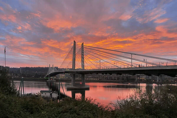 USA, Oregon, Portland. Tilikum Bridge Crossing and Willamette River at sunset. Credit as