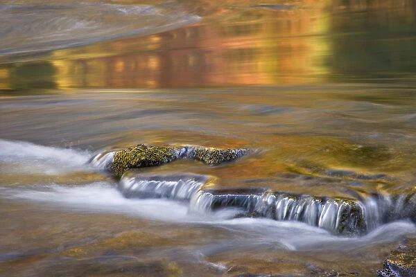 USA, Oregon, Rogue River National Forest. Autumnreflections on Rogue River. Credit as