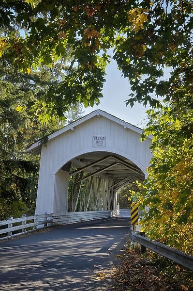 USA, Oregon, Scio, the Hannah Bridge, covered bridge over Thomas Creek in early Autumn