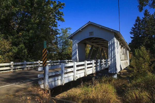 USA, Oregon, Scio, the Larwood Bridge, covered bridge over Crabtree Creek in early Autumn