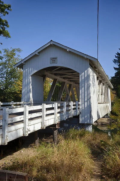 USA, Oregon, Scio, the Larwood Bridge, covered bridge over Crabtree Creek in early Autumn