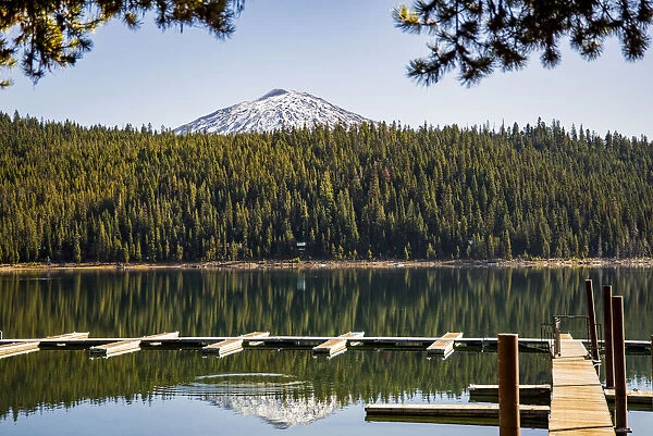 USA, Oregon. Sparks Lake Recreation Area, Elk Lake, docks with Mt. Bachelor