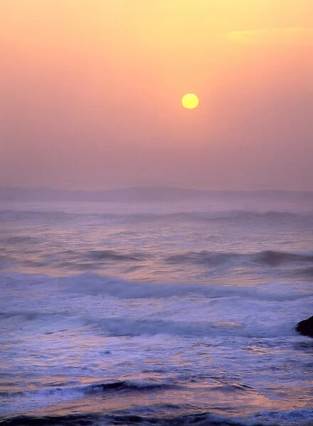 USA, Oregon. Sun setting over the Pacific Ocean. Credit as: Steve Terrill  /  Jaynes