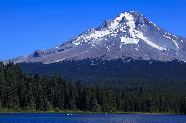 USA, Oregon, Trillium Lake, paddlers on lake in front of Mt. Hood