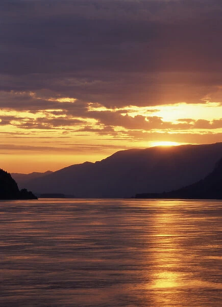 USA, Oregon, View of Columbia River Gorge at sunrise