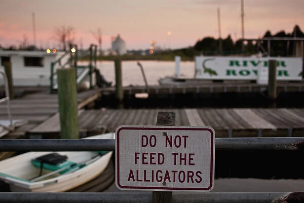 USA, South Carolina, Georgetown, Do Not Feed the Alligators warning sign on pier