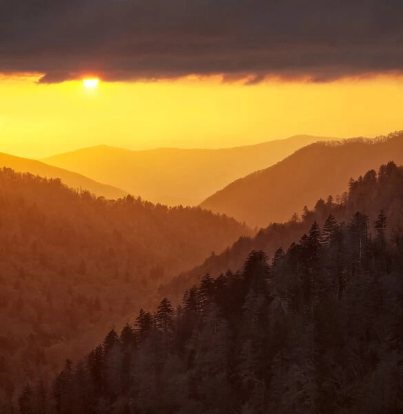 USA, Tennessee, Great Smoky Mountains National Park, Sunset light reflected by clouds