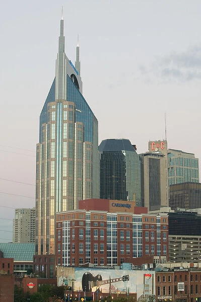 USA, Tennessee, Nashville: Bell South Tower, before Dawn