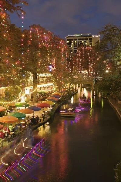 USA, TEXAS, San Antonio: Riverwalk Area  /  Evening