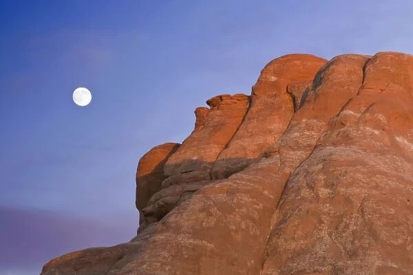 USA, UT, Arches NP, Moon Rising at Devils Garden