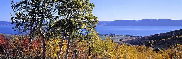 USA, Utah, Bear Lake. The deep blue of Utahs Bear Lake contrasts with autumn foliage