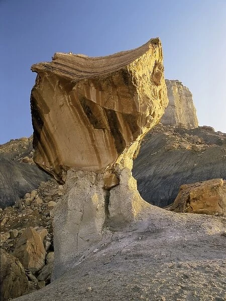 USA, Utah, Glen Canyon NRA. Balanced rock below Mustard Point near Big Water town
