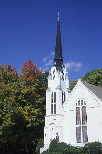 USA, Vermont, Queechee. White church and fall foliage