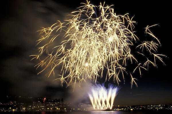 USA, WA, Seattle, Lake Union. 4th of July Fireworks