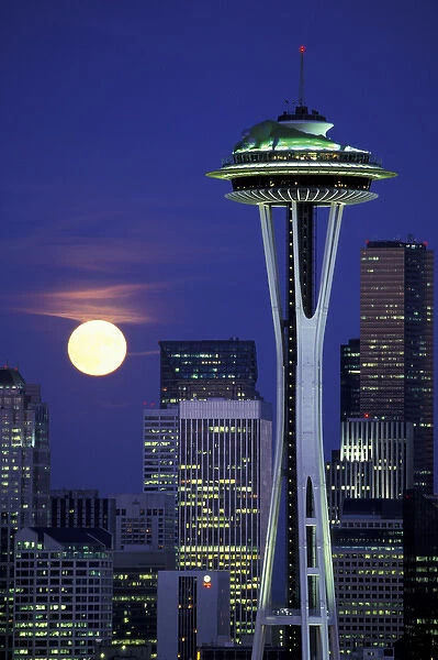 USA, WA, Seattle, Space Needle. Full moon