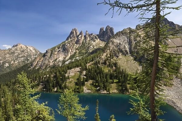 USA, Washington, Cascade Mountains, Wenatchee National Forest. View of Blue Lake