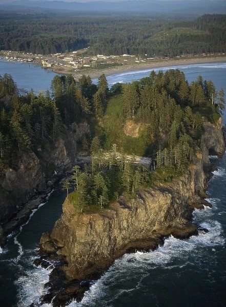 USA, Washington, Coastline aerial of James Island, village of La Push in background