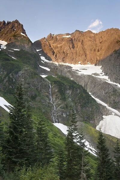 USA, Washington, North Cascades National Park, Cascade Pass. View of snowy mountain wilderness