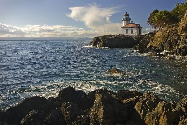 USA, Washington, San Juan Islands. Lime Kiln Point Lighthouse on the west shores of San Juan Island