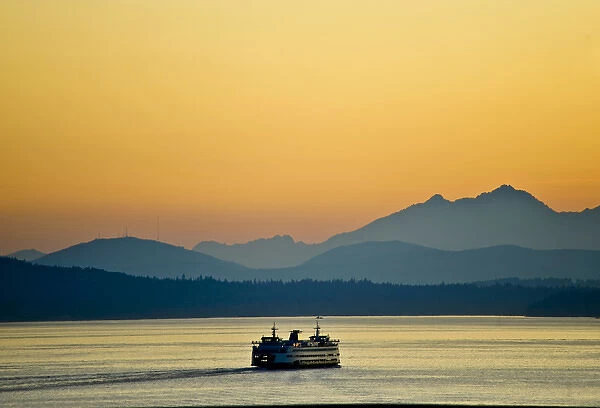 USA, Washington, Seattle. A ferry leaves Seattles waterfront to an island destination