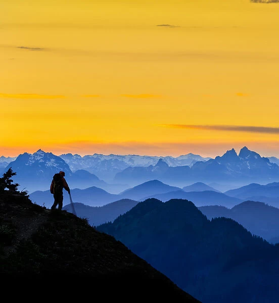 USA. Washington State. A backpacker decends from the Skyline Divide in the North Cascades near Mt
