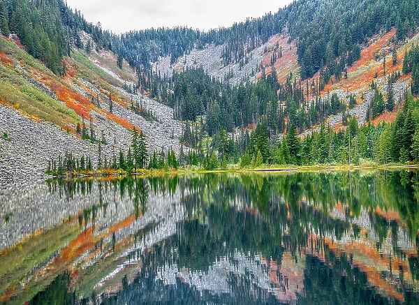 USA, Washington State. Central Cascades, Talapus Lake and autumn color on hillsides