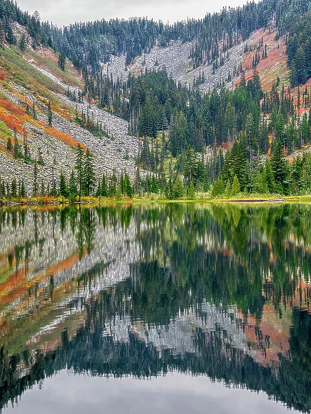 USA, Washington State. Central Cascades, Talapus Lake and autumn color on hillsides