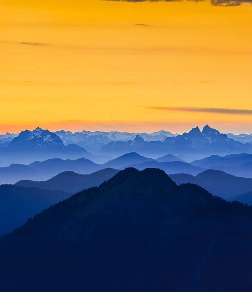USA. Washington State. Looking north from the Skyline Divide in the North Cascades near Mt
