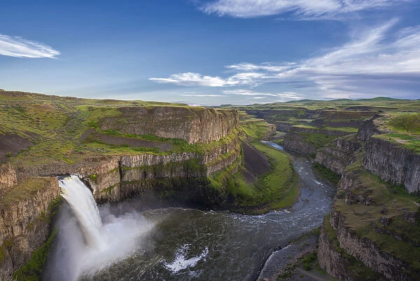 USA, Washington State, Palouse Falls State Park. Spring runoff over cliff. Credit as