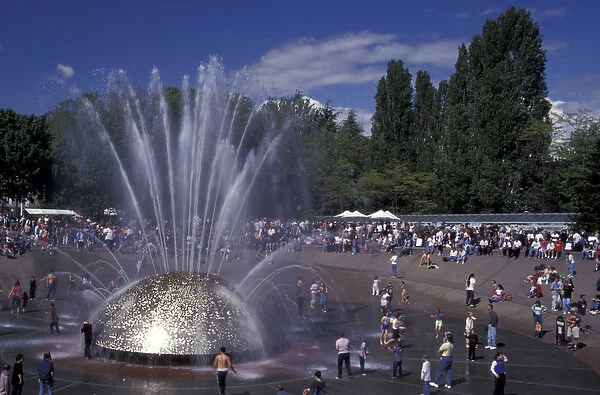 USA, Washington State, Seattle. Folklife Festival at the International Fountain